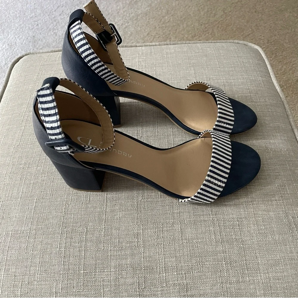 CL by Laundry Blue and white Heels Elegant Design 8.5 - Picture 3 of 8